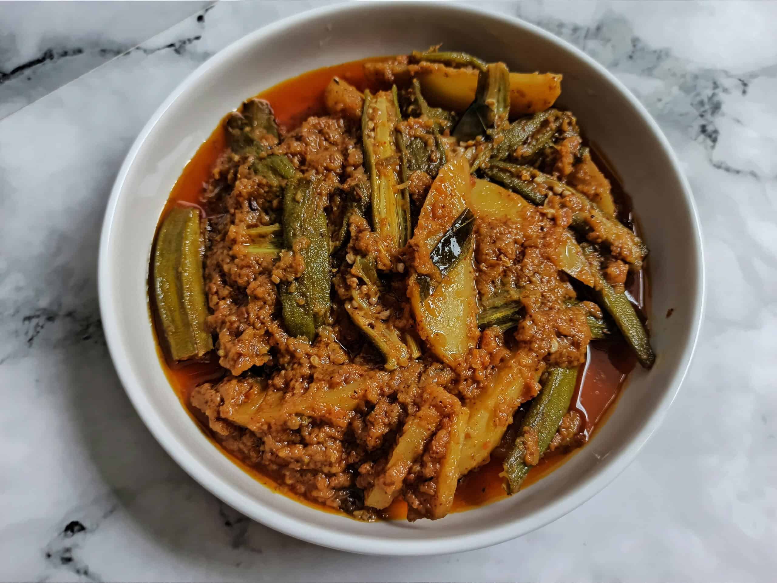 البامية باللحمة – طاجن مصري تقليدي